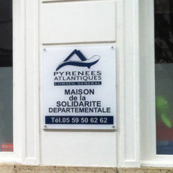 enseigne-anglet-maison-solidarité-pub-factory